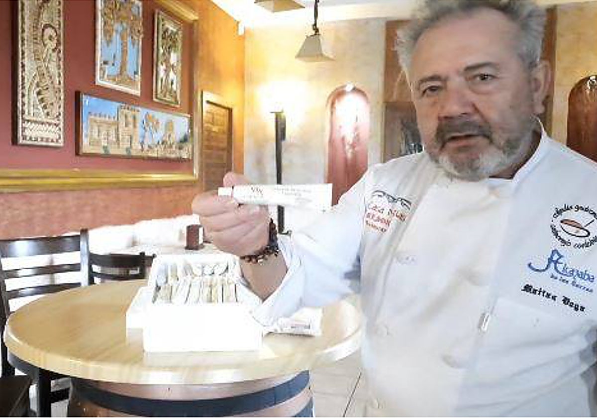 Matías Vega muestra un tubo de salmorejo recién hecho