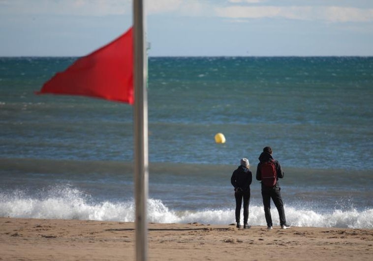 Las llamadas al 112 por viento  se duplican en Cataluña al mediodía