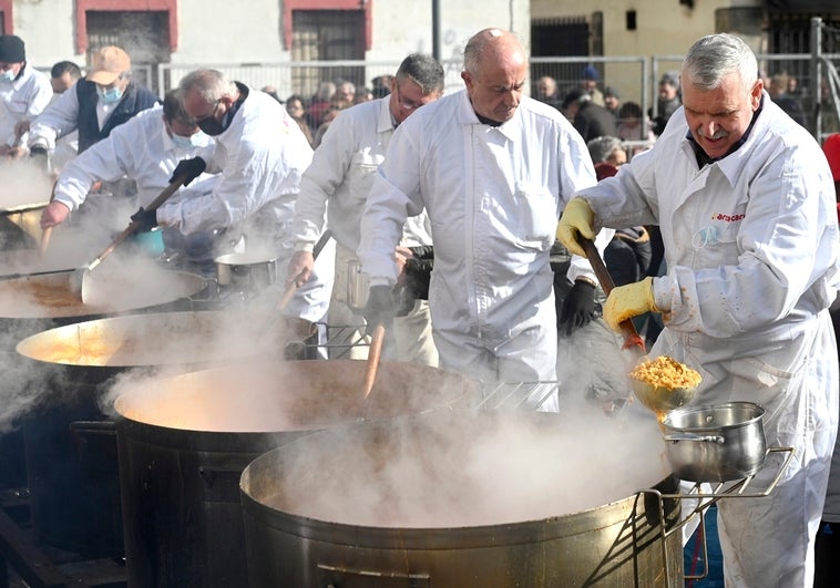 Burgos cumple con la tradición de la fiesta de 'Los Titos' por San Antón