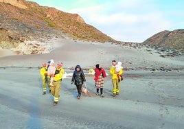 El Infoca auxilia a un grupo de inmigrantes con dos bebés en el paraje Los Genoveses de Níjar