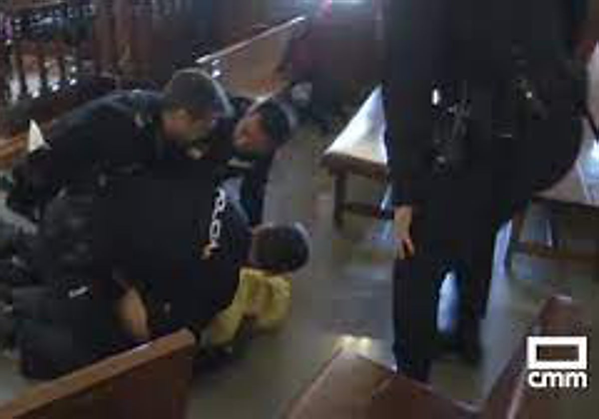 Momento en el que el acusado es reducido por la Policía Nacional en el juicio de Albacete