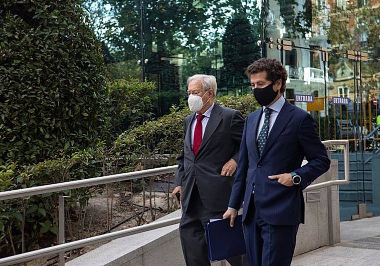 El juez abre una nueva pieza en el 'caso Morodo' y acerca al exembajador al banquillo por delitos de fraude fiscal