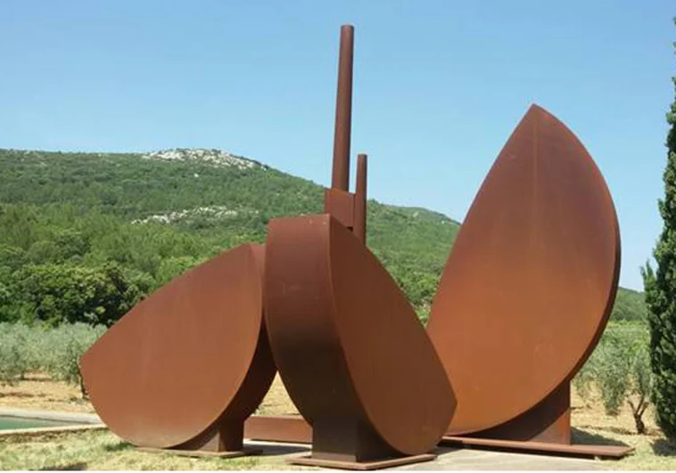 El escultor Miquel Navarro alega contra un proyecto eólico que «pretende rodear con 10 molinos» su museo al aire libre en Siete Aguas