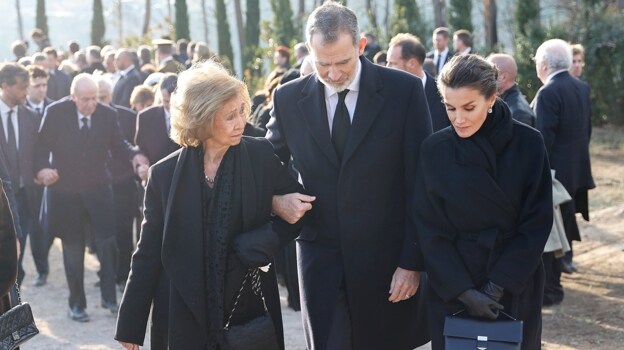 Felipe VI camina del brazo de la Reina Sofía, junto a su esposa, la Reina Letizia