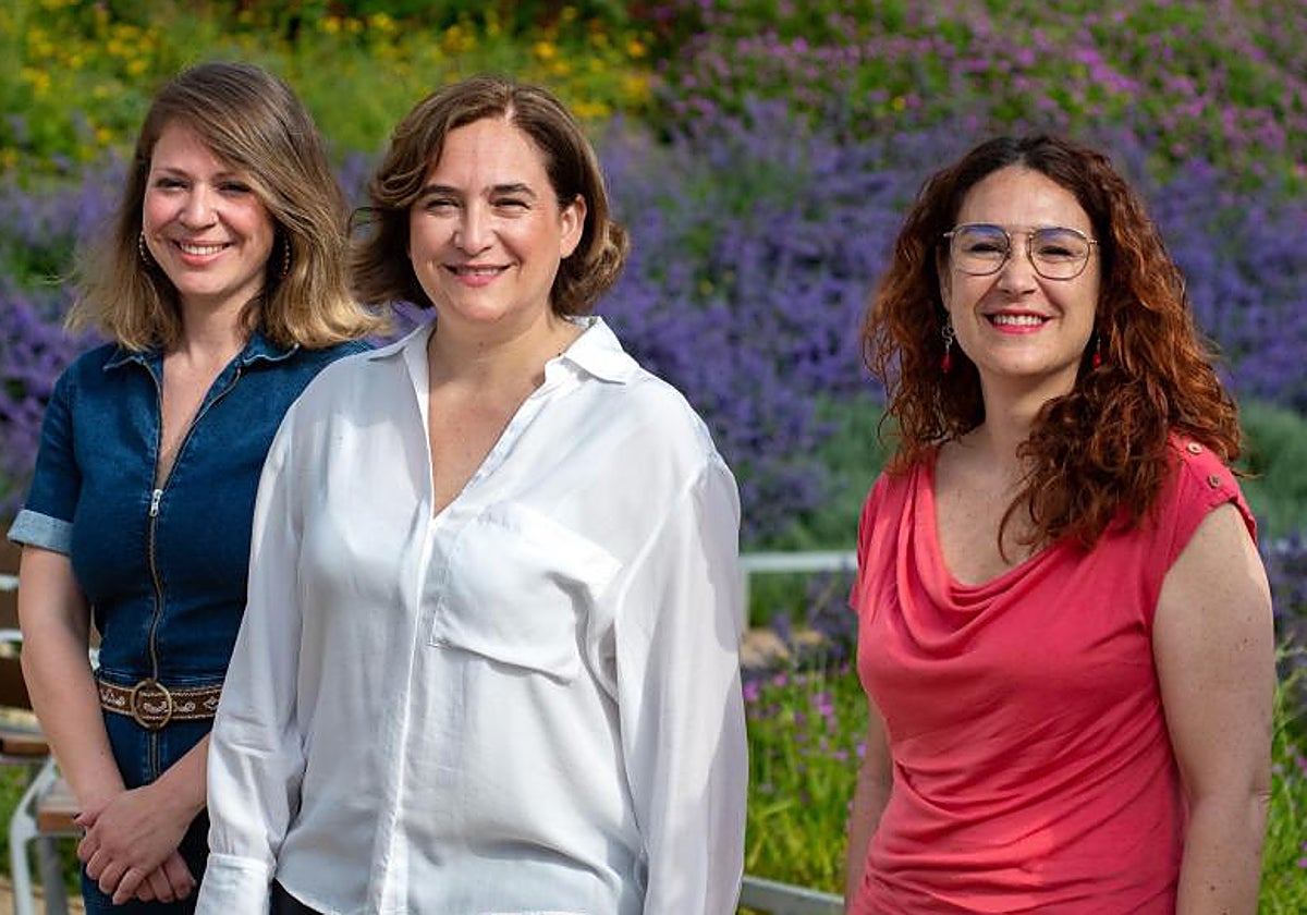 Ada Colau, con las ediles Janet Sanz y Laura Pérez, cuando anunció su intención de seguir como candidata