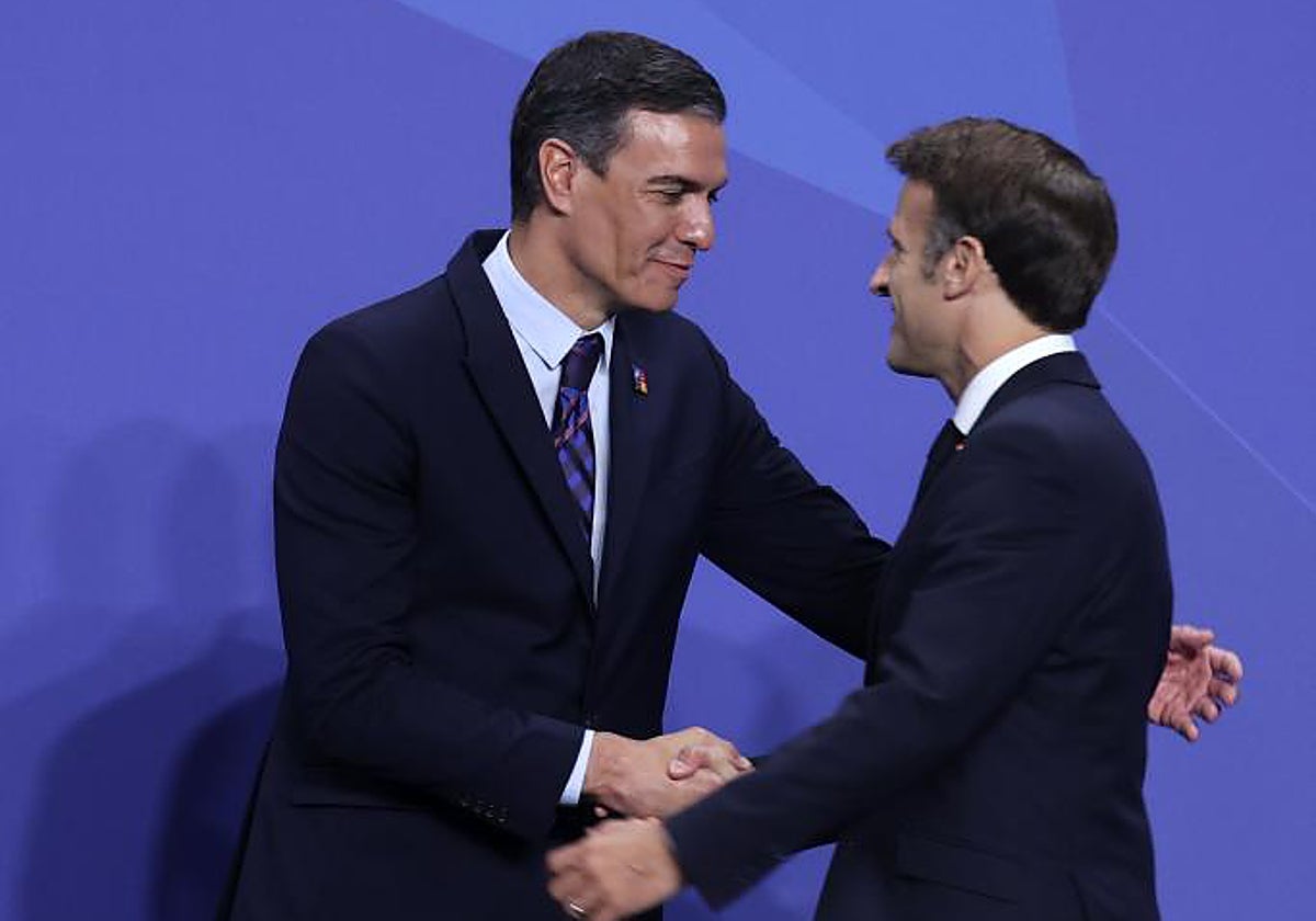 El presidente del Gobierno, Pedro Sánchez, con Macron en la cumbre de la OTAN celebrada en Madid el pasado mes de junio