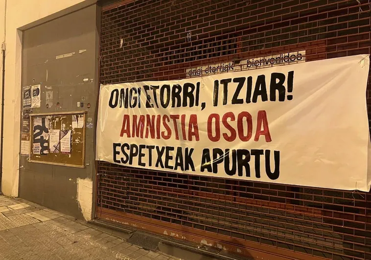 Denuncian la aparición de pintadas y pancartas a favor de los presos de ETA en Bilbao y Hernani