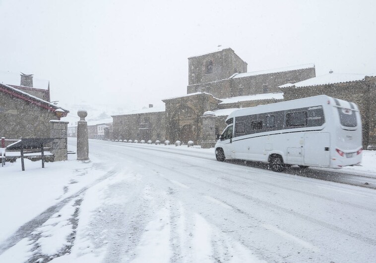 La cota de nieve baja a 300 metros en Castilla y León tras un anticipo de viento, nieve y crecidas