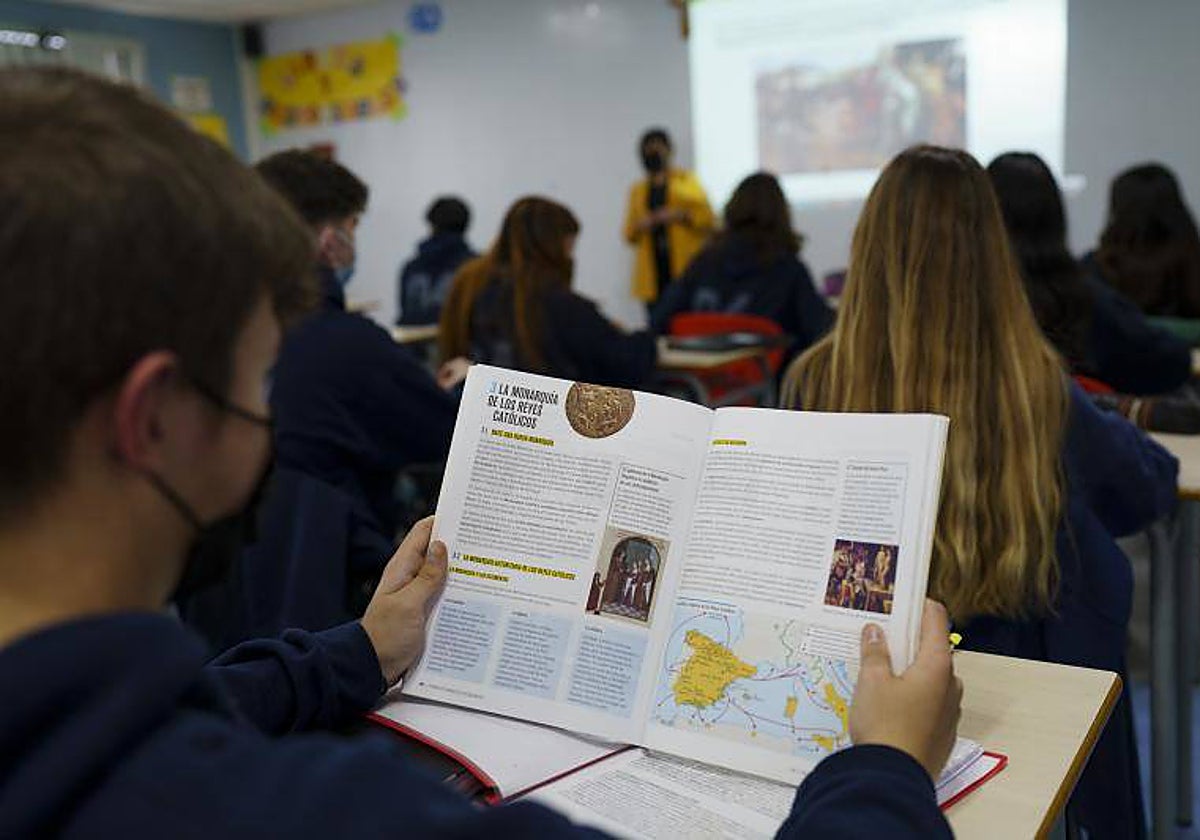 Estudiantes de Bachillerato en una clase de Historia