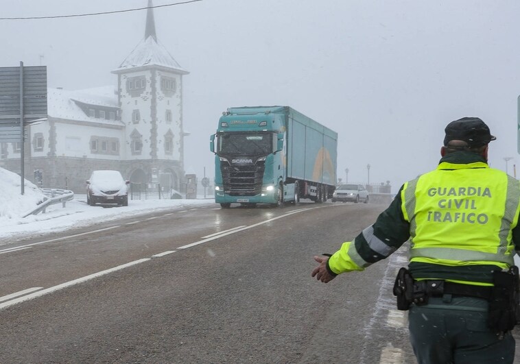 Tráfico embolsa camiones en seis autovías y nacionales de Castilla y León por la nieve