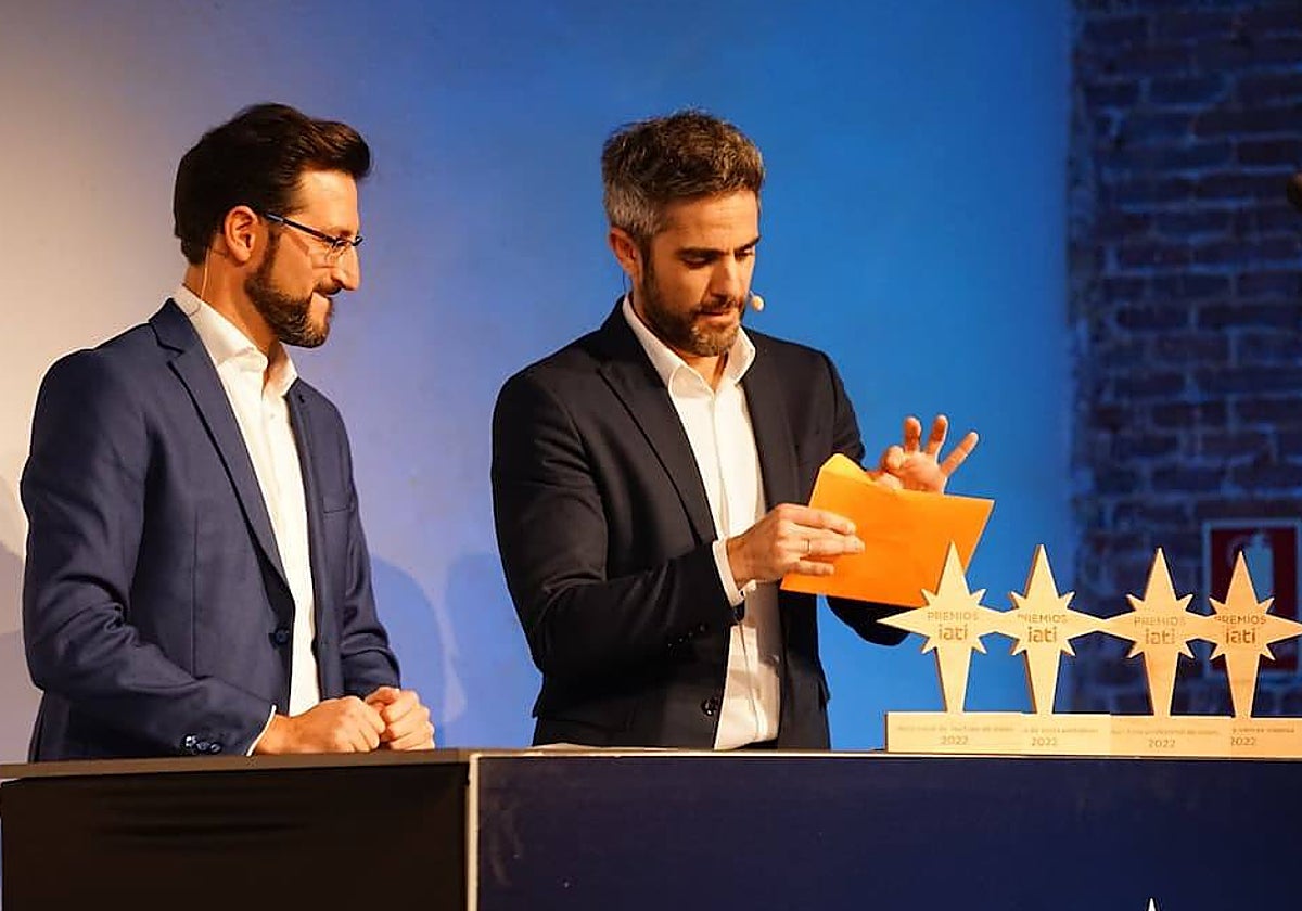 Los presentadores de los Premios IATI, José Pablo García y Roberto Leal