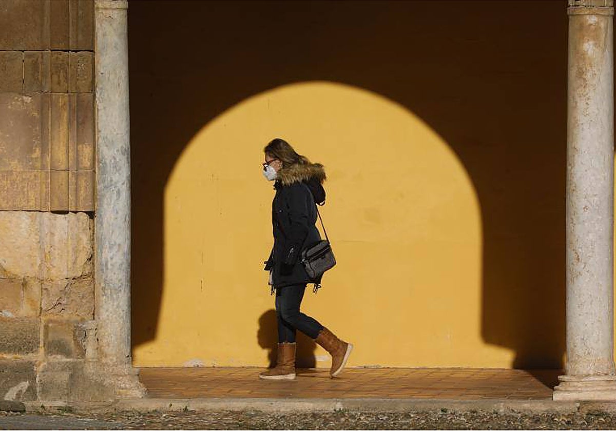 Una mujer pase por la primera crujía de la Mezquita-Catedral en una jornada de frío del invierno pasado
