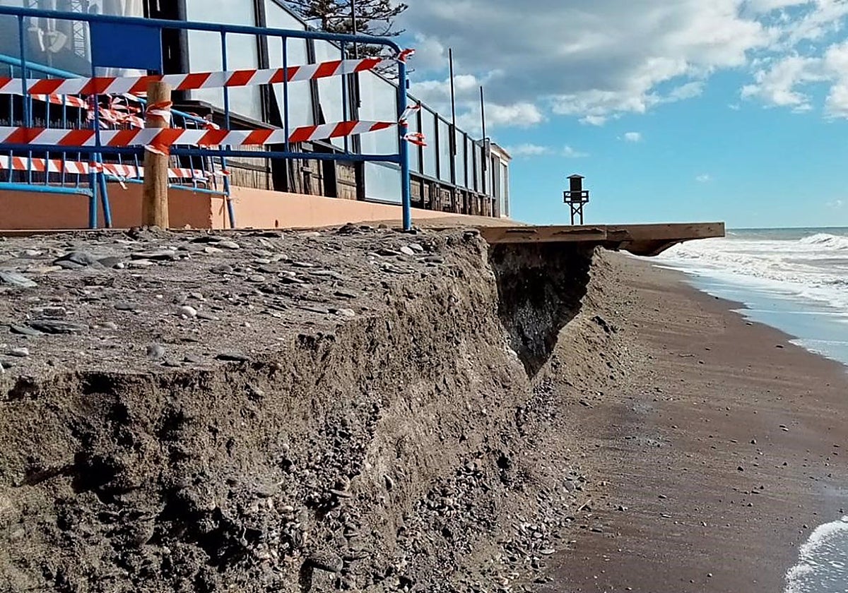 Imagen del destrozo por el temporal en Playa Granada