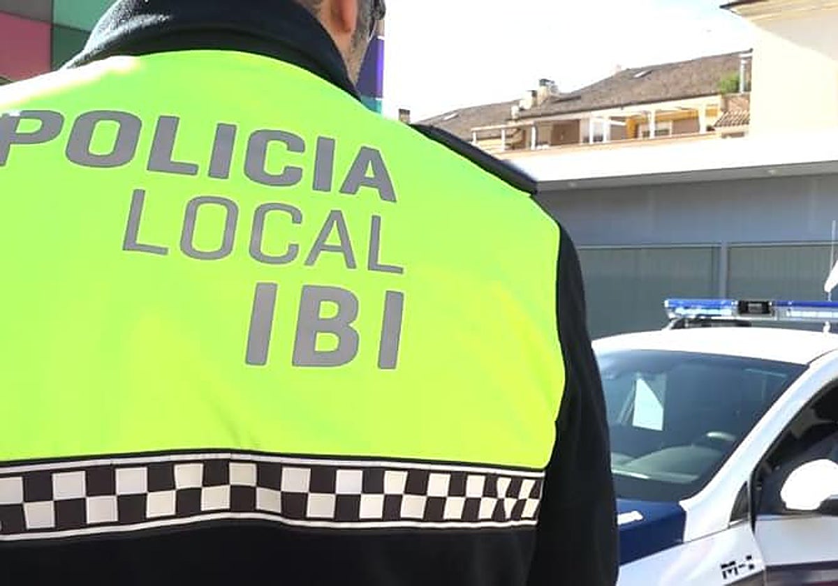 Un agente de la Policía Local de Ibi, junto al cuartel.