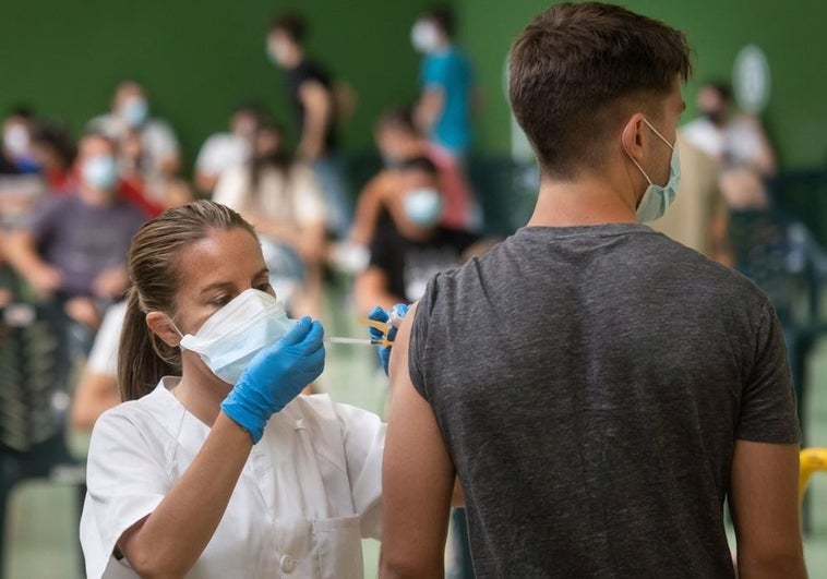 Castilla-La Mancha habilitará puntos de vacunación contra el Covid y la gripe desde el lunes