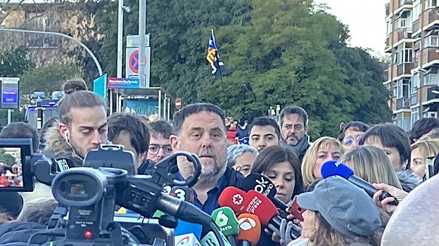 Oriol Junqueras atiende a los medios antes de la protesta contra la cumbre hispano-francesa