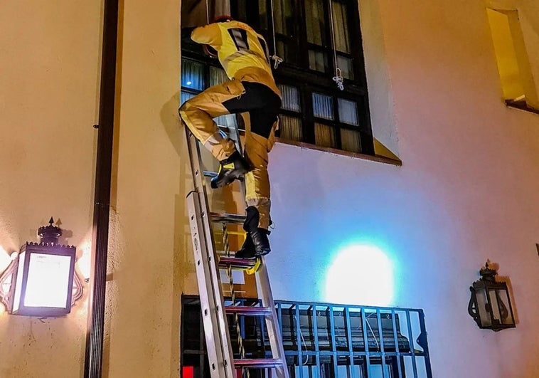 Un anciano de 92 años pasa doce horas caído en un estrecho pasillo de su casa en el casco histórico de Toledo