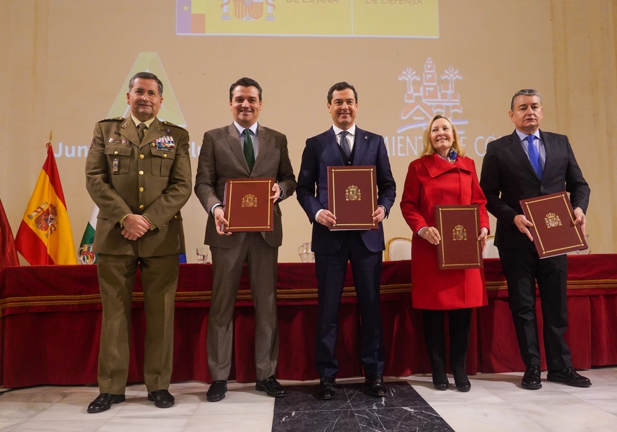 Las autoridades civiles y militares tras la firma de los convenios de financiación este lunes en Córdoba