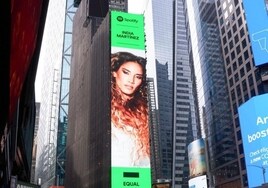 India Martínez brilla en lo más alto de Times Square
