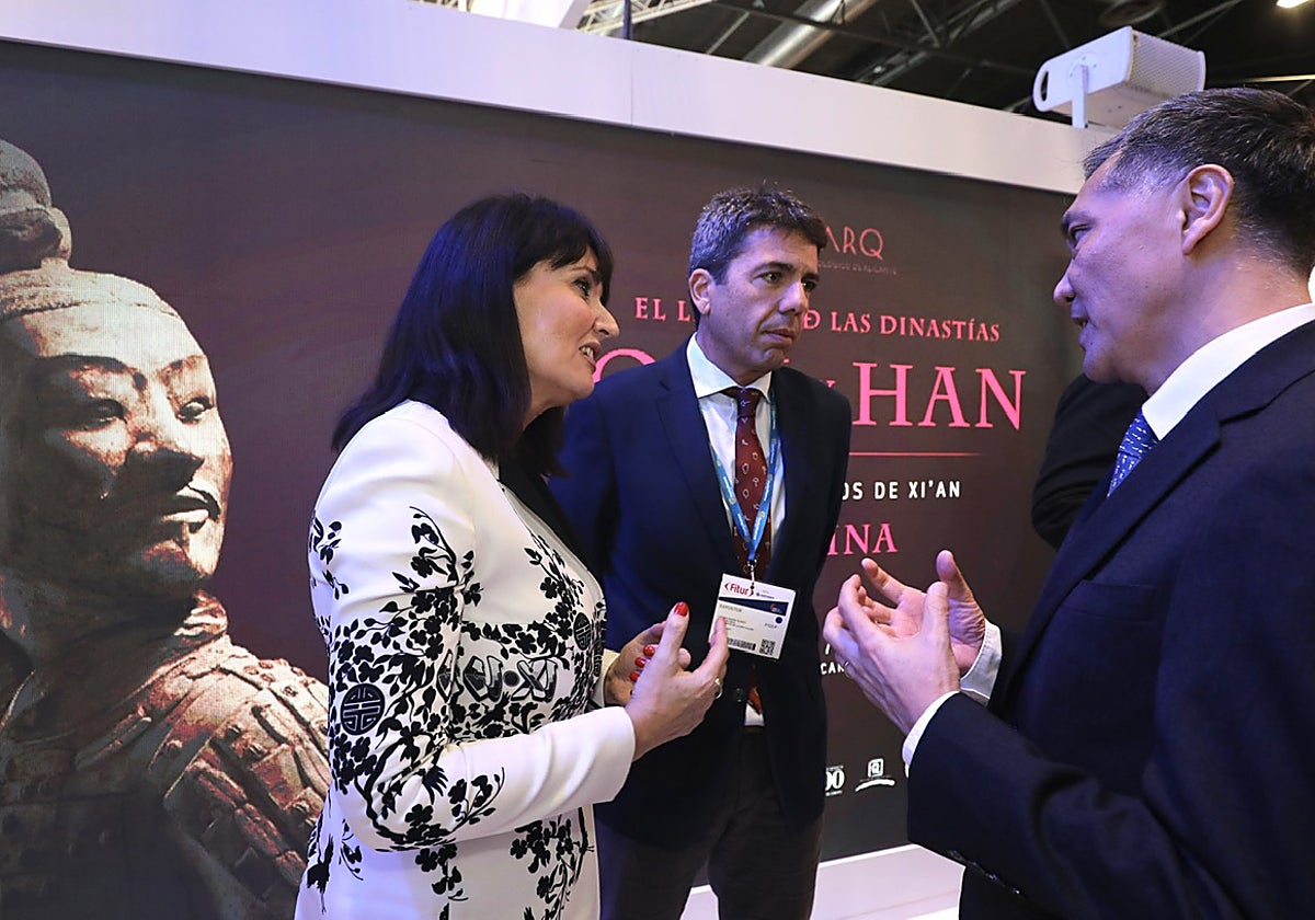 Julia Parra, Carlos Mazón y He Yong, en la presentación de la exposición de los Guerreros de Xi'an en la feria Fitur.