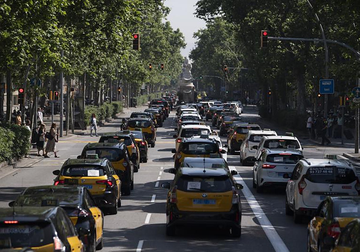 Protesta de taxis en la Gran Vía barcelonesa el masado mes de mayo