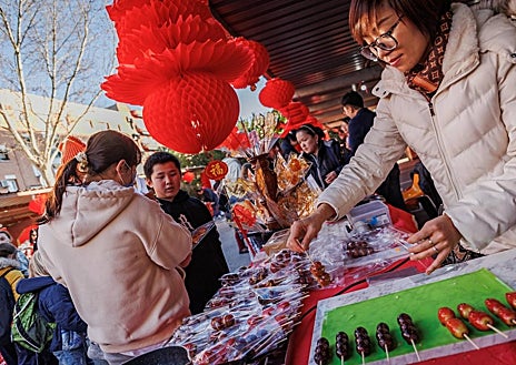 Imagen secundaria 1 - Diferentes instantáneas de Usera en el primero de sus tres días grandes