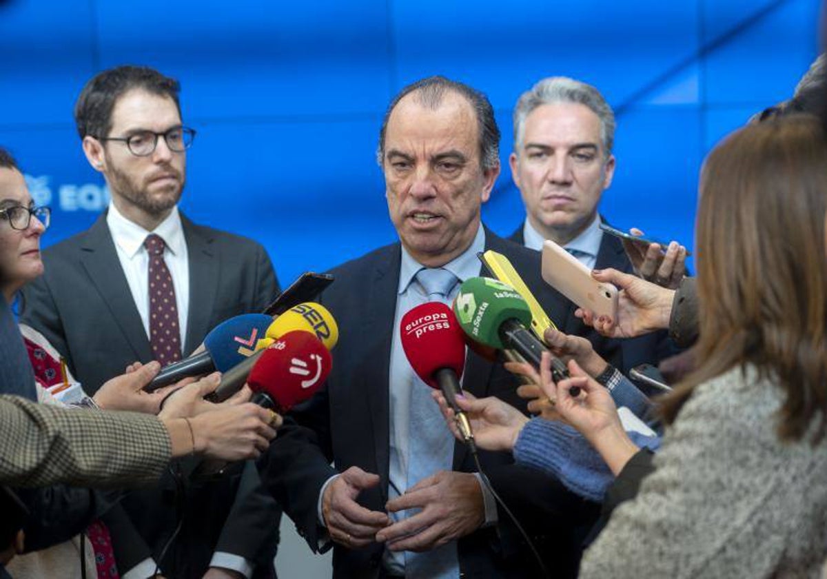 El diputado Carlos Adanero durante una intervención en la sede del PP, junto a Sergio sayas y Elías Bendodo