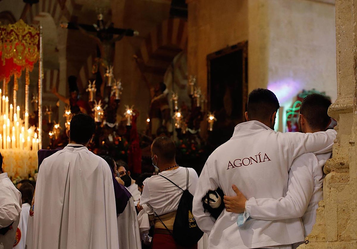 Nazarenos y costaleros de la Agonía, el pasado Martes Santo, tras la suspensión de la procesión