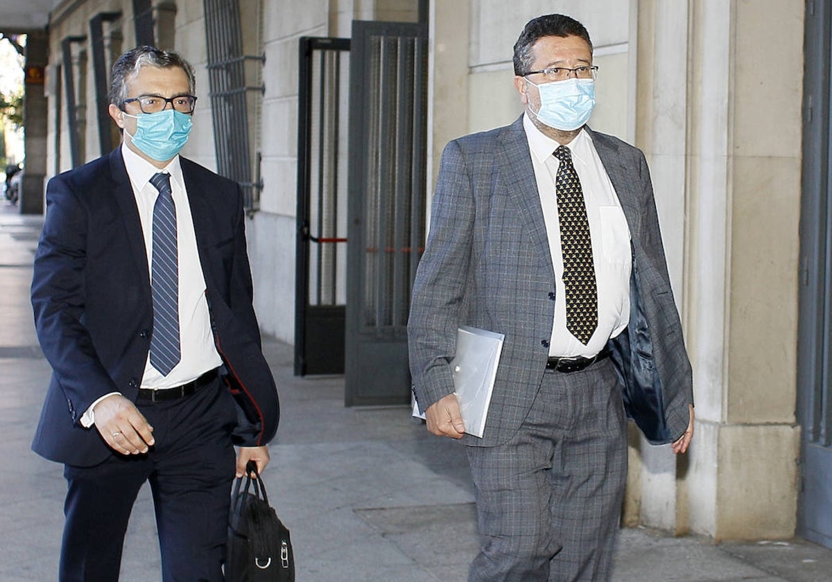 Francisco Serrano, a la derecha, llegando a la Audiencia de Sevilla