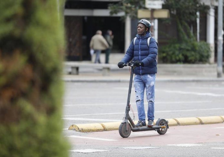 Barcelona obligará a llevar casco a los usuarios de patinete eléctrico a partir de mayo