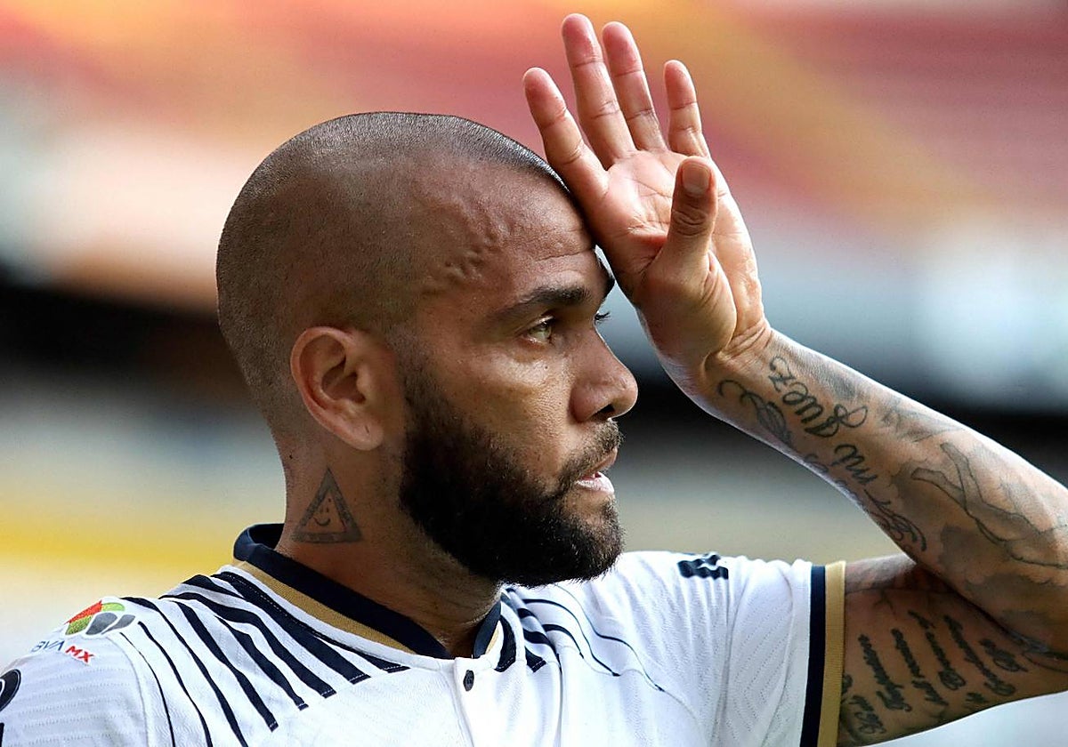 Dani Alves, con la equipación de los Pumas de México