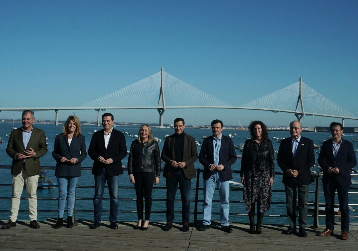 Juanma Moreno, junto a los ocho candidatos del PP-A a las capitales con el puente de Cádiz al fondo