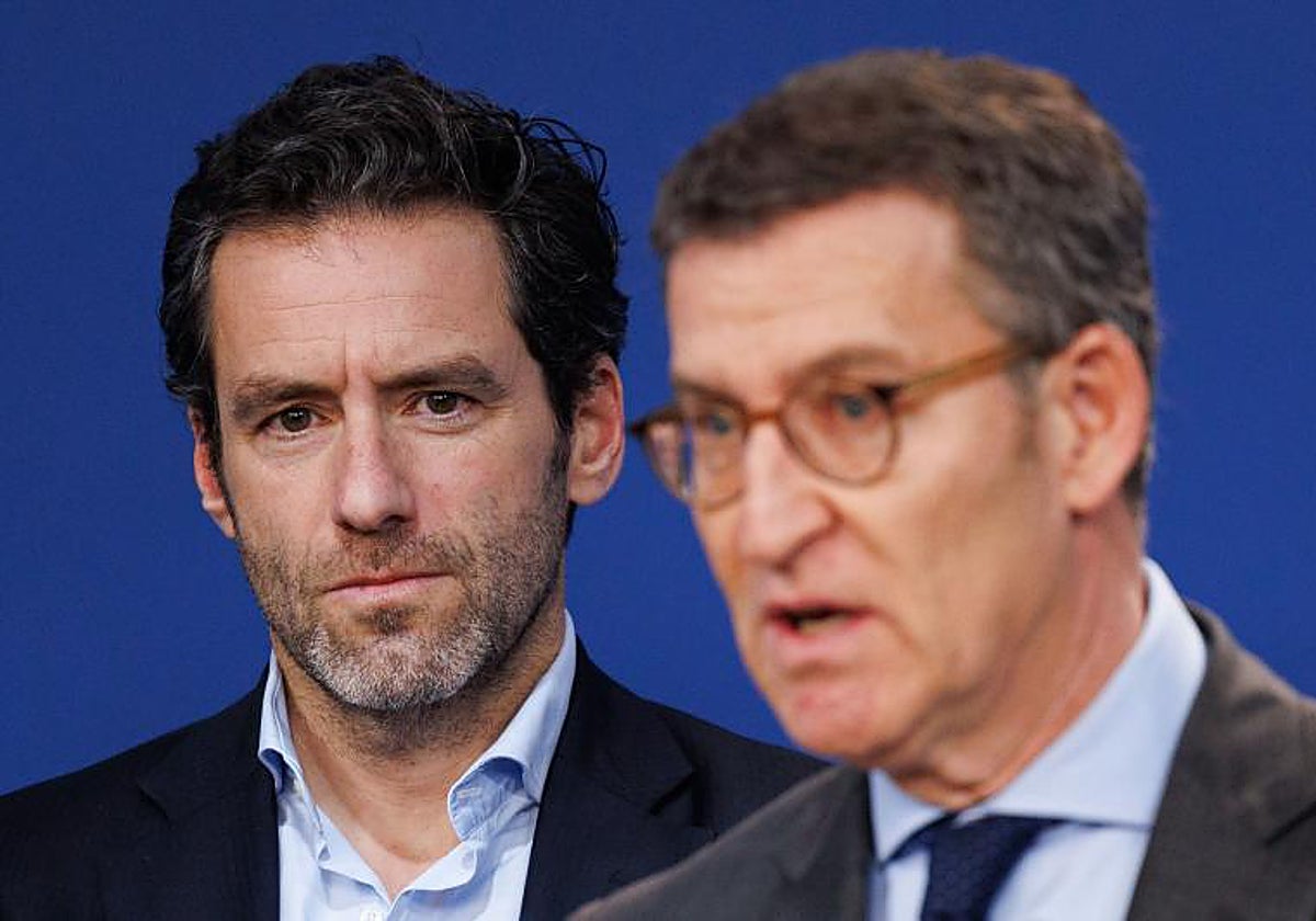 El líder del PP, Alberto Núñez Feijóo, junto a su portavoz de campaña, Borja Sémper