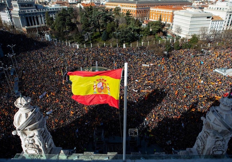 La oposición a Sánchez muestra su fuerza en una masiva manifestación en Madrid