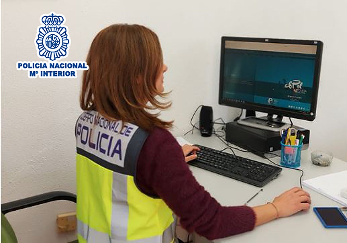 Una agente de la Policía Nacional.