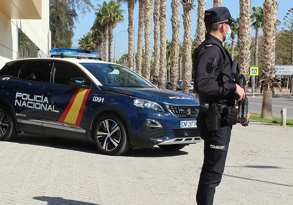Un agente de la Policía Nacional patrullando.