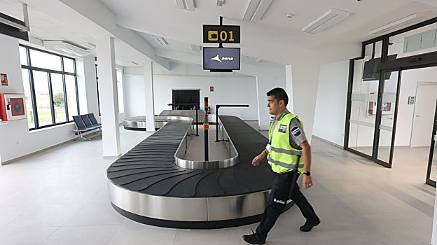 Un empleado de seguridad en la terminal reformada