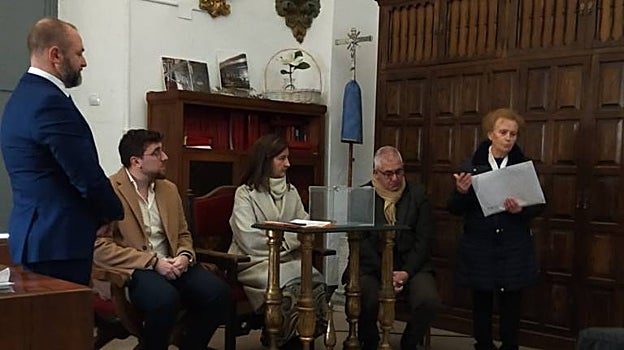 Pilar Martínez, a la derecha, durante el cabildo celebrado este domingo