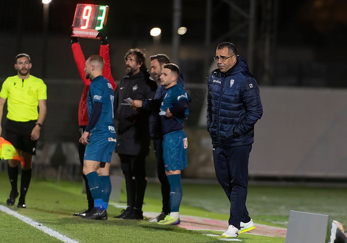 Ekaitz Jiménez se prepara para salir al terreno de juego