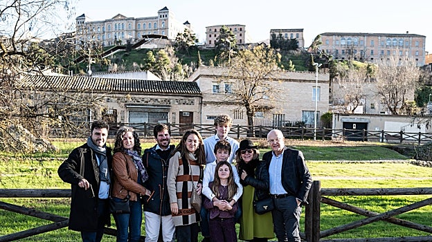 Inés y Juan Ignacio de Mesa, posan junto a sus hijas, nietos y familiares