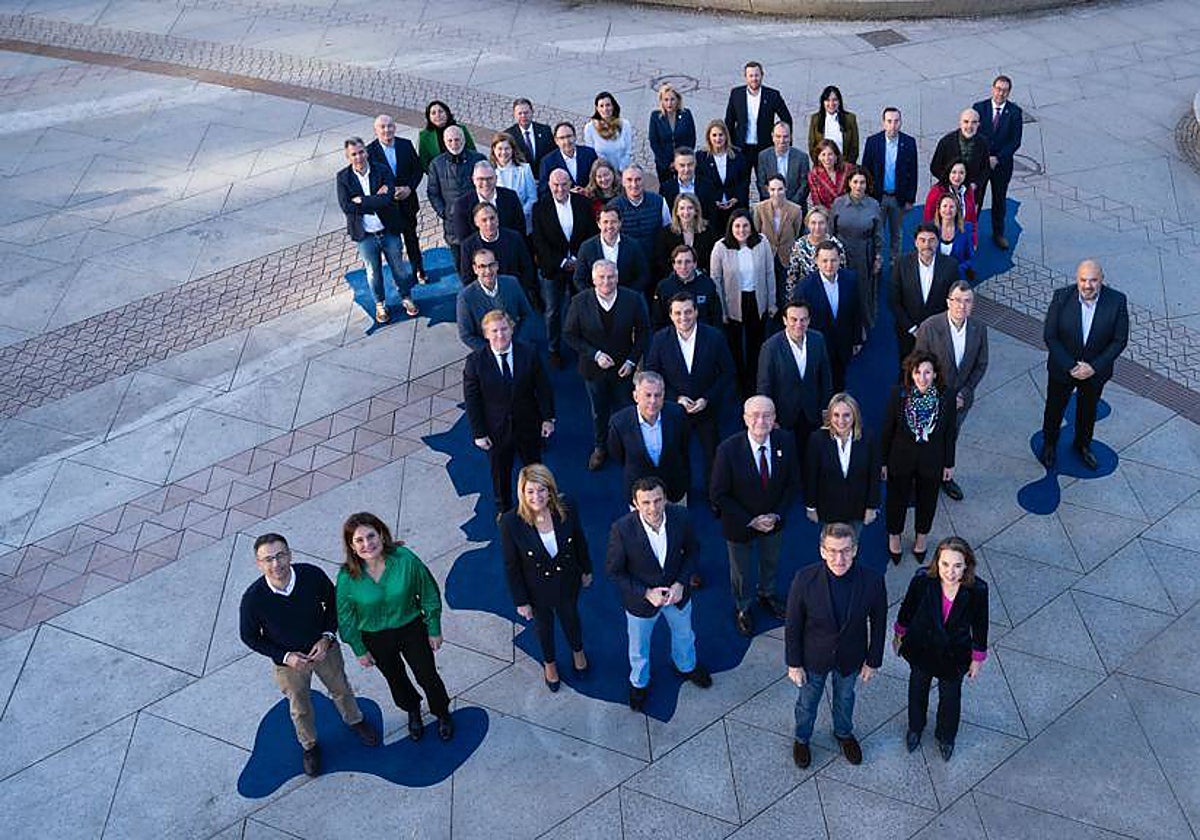 Alberto Núñez Feijóo, junto a Cuca Gamarra y con los 52 candidatos a capitales de provincia del PP