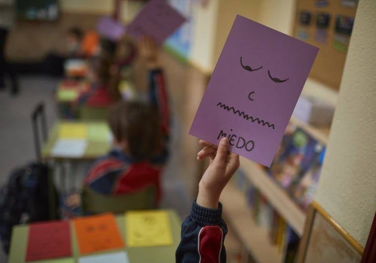 Trece colegios madrileños estrenan un programa que lleva a profesionales clínicos a los centros para fomentar la salud mental