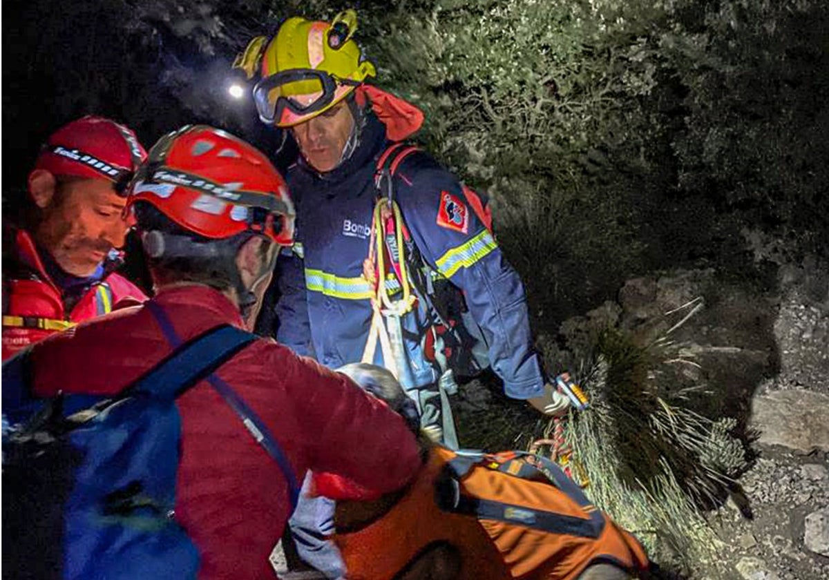 Efectivos de los bomberos durante el rescate de la senderista.