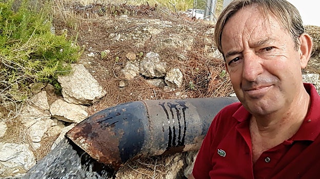 El hidrogeólogo Francisco Turrión, junto a una boca de agua