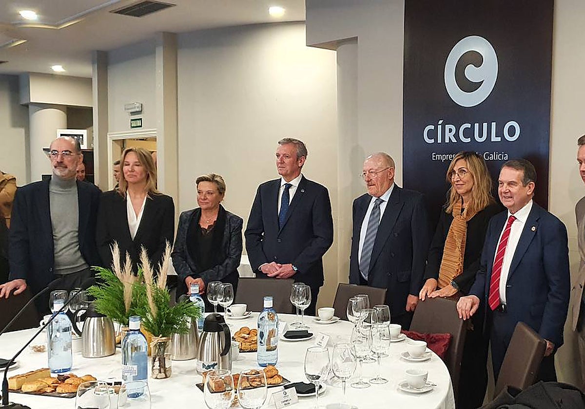 El presidente de la Xunta, Alfonso Rueda, y el alcalde de Vigo, Abel Caballero, este lunes en un acto con empresarios