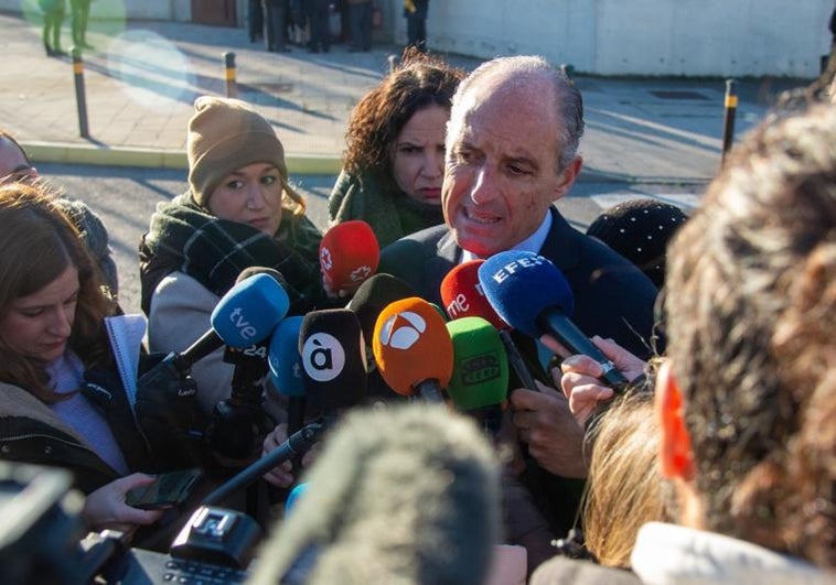 Camps reduce a «relatos absurdos» las delaciones en su contra al pie del banquillo por el caso Gürtel