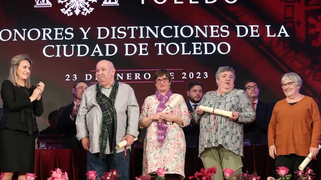 Milagros Tolón aplaude a los responsables de la libreria Hojablanca, Ciudadanos de Honor de Toledo