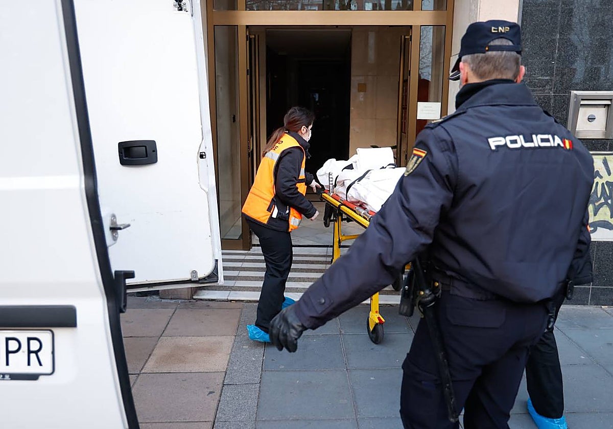 Momento en el que los cadáveres de las víctimas han salido del edificio