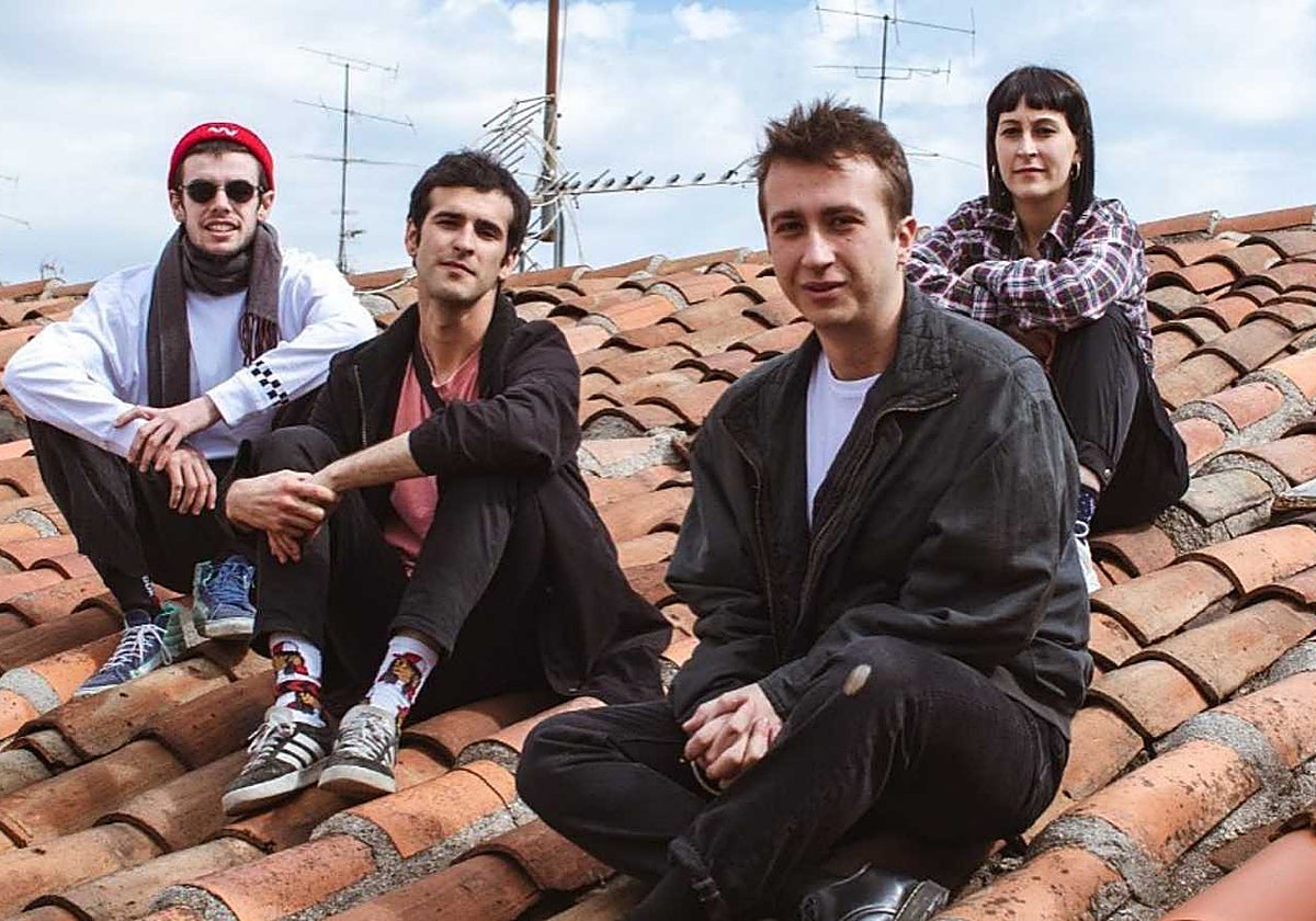 El grupo Niña Polaca, sobre un tejado (no una azotea) de Madrid