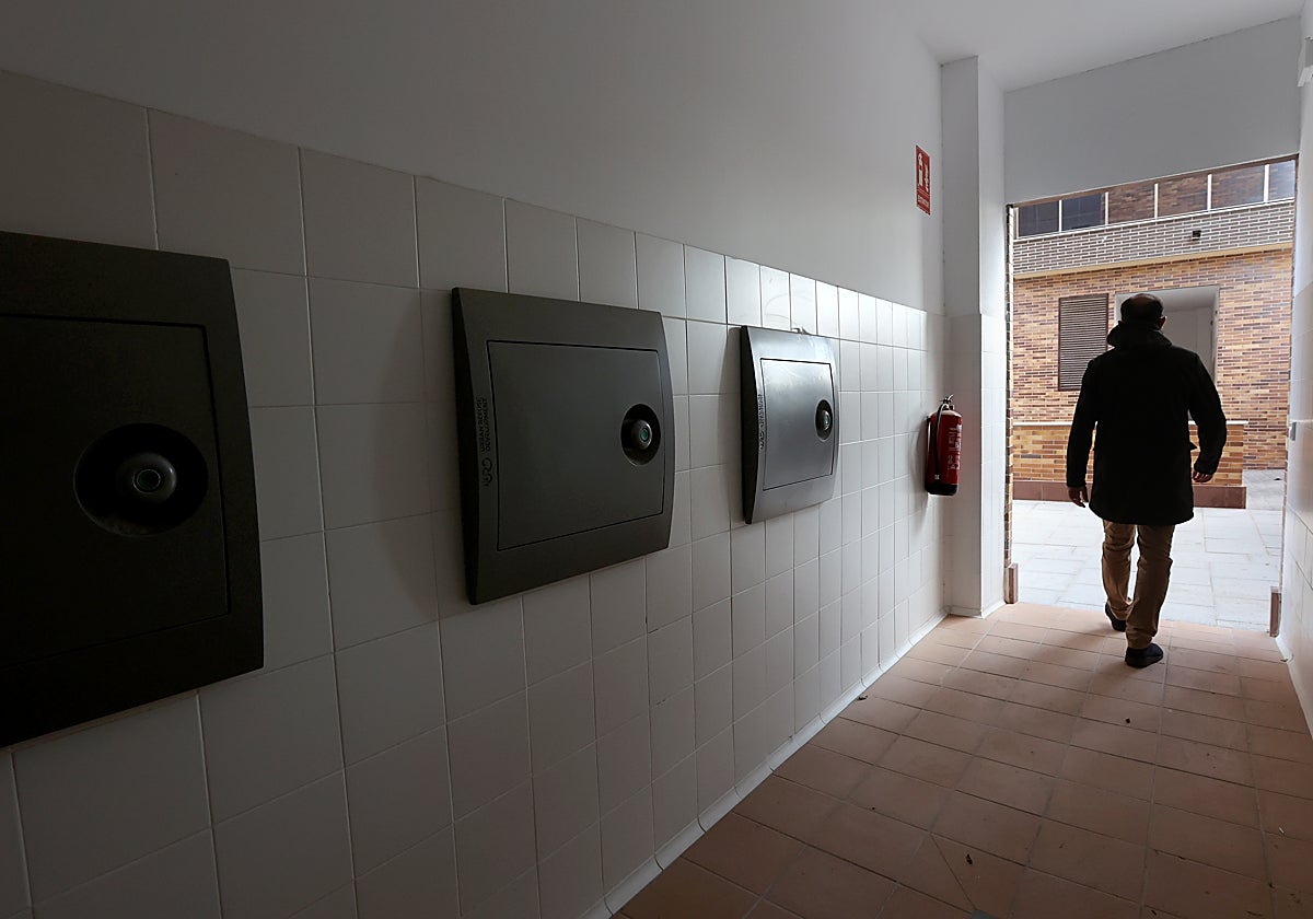 Depósitos de la recogida neumática de basuras en uno de los edificios nuevos de Poniente en Córdoba